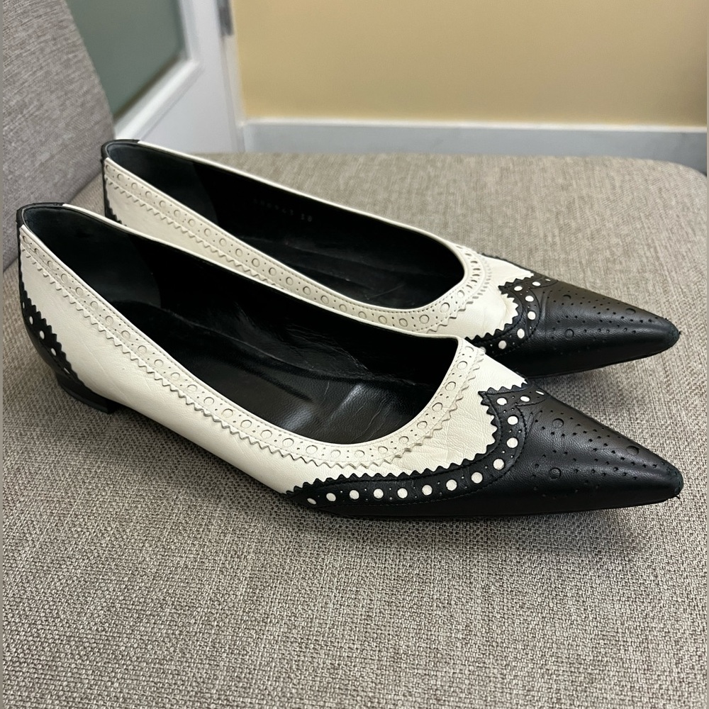 Gucci wingtip flats size 39.